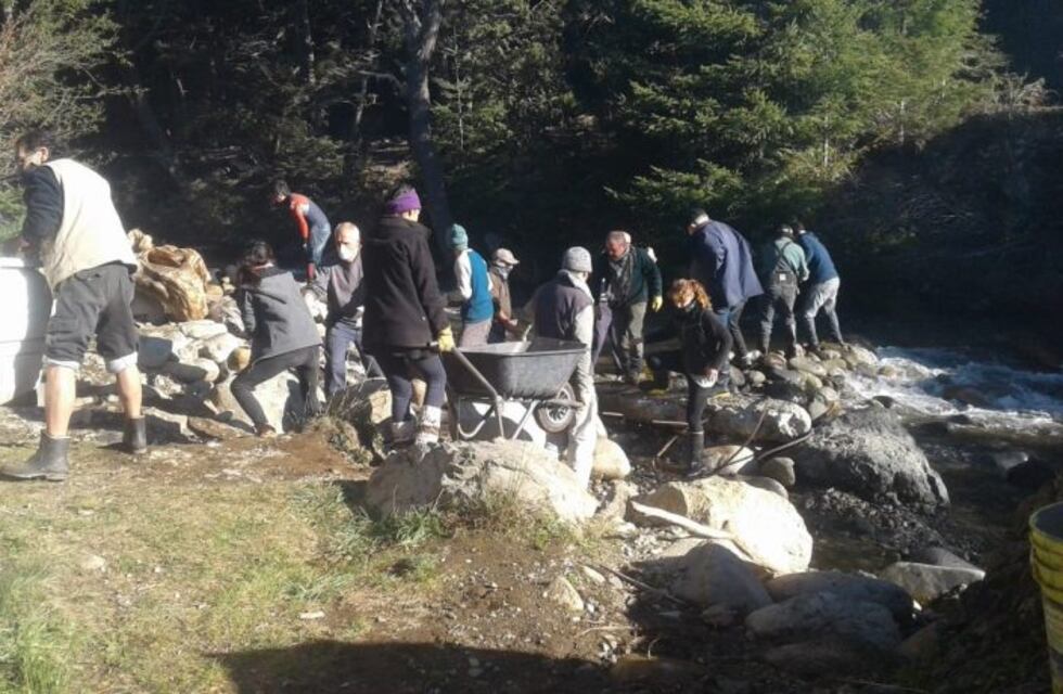 Coronavirus: vecinos limpiaron un arroyo que provee agua durante la cuarentena