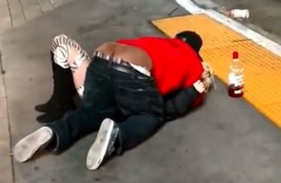 Indignante: Un hombre abusó de una joven ebria en una calle de Las Vegas