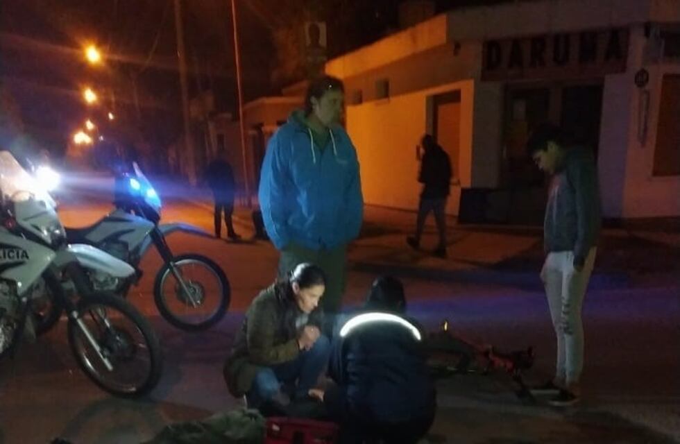 Colisión entre una motocicleta y una bicicleta: tres jóvenes sufrieron heridas