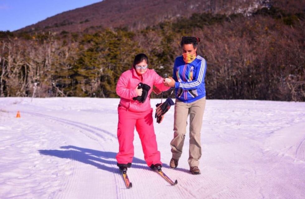 Niños que concurren al programa municipal de terapia asistida con perros realizan actividades al aire libre