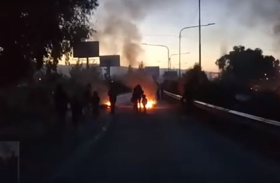 Vecinos cortaron el Acceso Norte por falta de energía eléctrica en sus casas