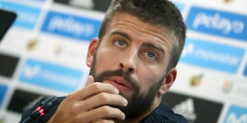 GRA171\u002E SANT JOAN DESPÍ (BARCELONA), 12/08/2017\u002E- El defensa del FC Barcelona Gerard Piqué durante la rueda de prensa que han ofrecido antes del entrenamiento que realiza la plantilla azulgrana para preparar el partido de ida de la Supercopa de España, que se disputará mañana en el Camp Nou de Barcelona\u002E EFE/Toni Albir