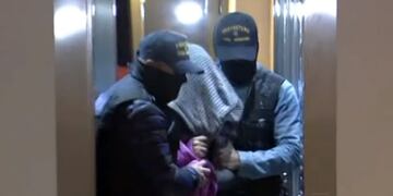 El sospechoso fue trasladado poco antes de las 21 por personal de las fuerzas federales\u002E (Canal 3)