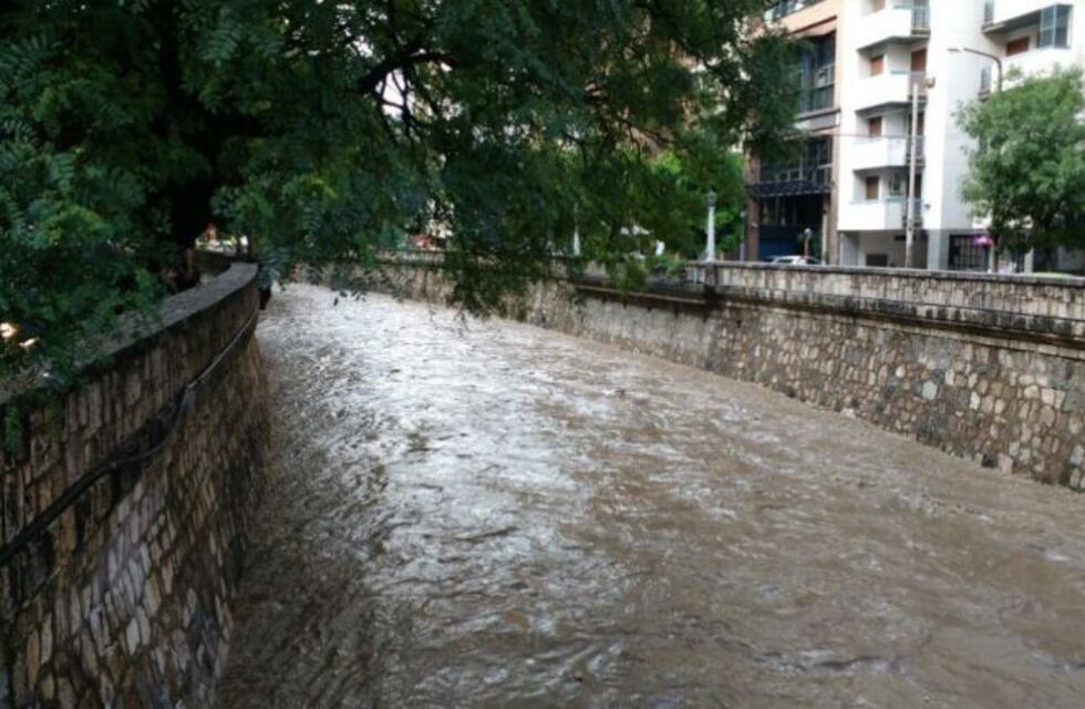 Calles inundadas y daños por una intensa lluvia en la ciudad