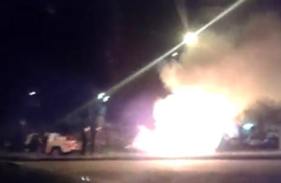 Voraz incendio de un auto en bulevar Rondeau quedó registrado en video por un conductor