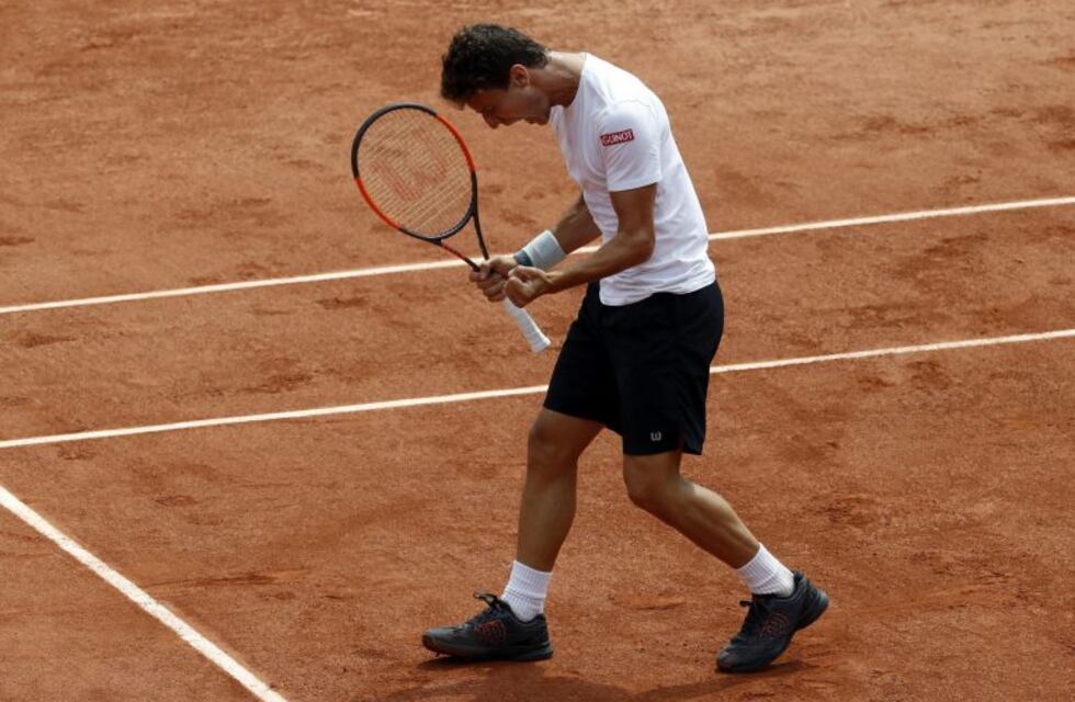 Luego de la suspensión, Renzo Olivo eliminó a uno de los ídolos locales en Roland Garros