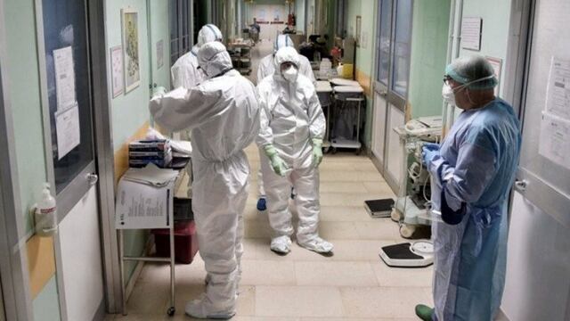 Trabajadores de la salud atienden pacientes con Coronavirus. Web