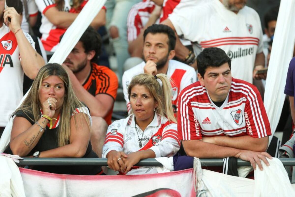 CORRIGE FOTÓGRAFO AME9842\u002E BUENOS AIRES (ARGENTINA), 24/11/2018\u002E- Hinchas de River Plate esperan hoy, sábado 24 de noviembre de 2018, el partido de la final de la Copa Libertadores entre River Plate y Boca Juniors en el estadio Monumental en Buenos Aires (Argentina)\u002E La final de la Copa Libertadores que debía definirse este sábado ha sido aplazada para el domingo a las 17\u002E00 horas (20\u002E00 GMT), anunció el presidente de la Conmebol, el paraguayo Alejandro Domínguez\u002E \