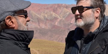 Guillermo Francella y Gastón Duprat con la quebrada del Hornocal detrás, durante la filmación en Jujuy de escenas para la película "Mi obra maestra".