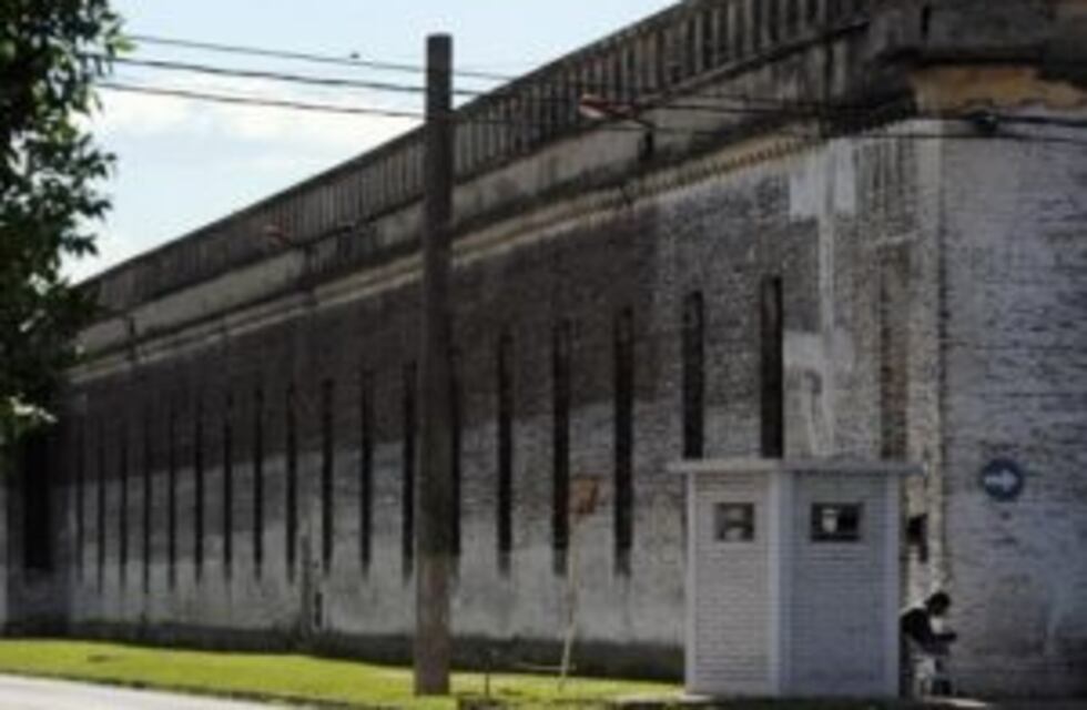 Arrojó una botella de vino al interior de un penal y quedó detenido