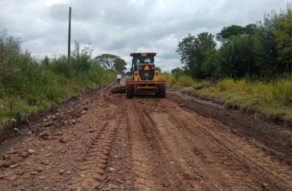 Realizan trabajos en los caminos de las localidades afectadas por las lluvias