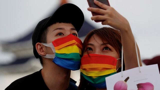 Taipei (Taiwan), 28/06/2020\u002E- Members of the LGBT community join a march to celebrate the Pride month at the National Chiang Kai-shek Memorial Hall in Taipei, Taiwan, 28 June 2020\u002E Due to the coronavirus pandemic, Taiwan is one of the few countries to hold this year'Äôs 50th anniversary Pride March\u002E EFE/EPA/RITCHIE B\u002E TONGO