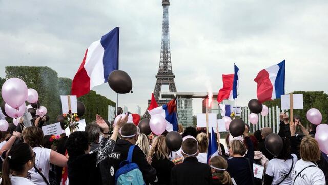 ETILAU7129. Paris (France), 22/04/2017.- Families of French police officers and supporters protest on the Champs de Mars in Front of the Eiffel Tower at the call of the FFOC (Femmes des Forces de l'Ordre en Colere - Angry Cops Wives) in Paris, France, 22