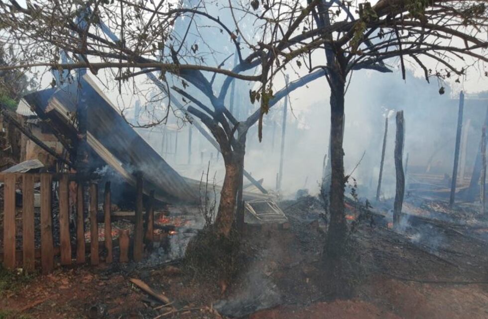 Un incendio consumió dos viviendas en Posadas y se sospecha que fue intencional
