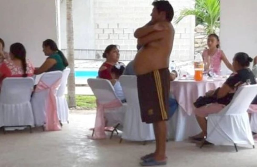La historia detrás del “señor sin camisa” en una fiesta que se volvió viral
