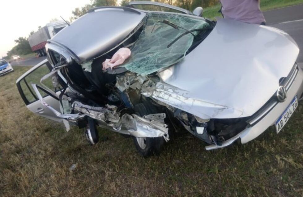 Un automóvil y un camión provocan un accidente en la RN 12