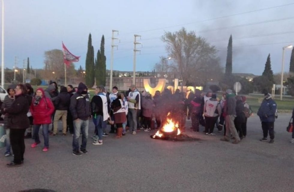 Crisis en Chubut: estatales bloquean el ingreso a Aluar