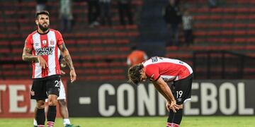 Argentina's Estudiantes Sebastiu00e1n Dubarbier (R) and Javier Fabiu00e1n Toledo show their disappoinrment after loosing to Colombia's Nacional de Medellin their Copa Libertadores 2017 football match at the Atanisio Giradot stadium in Medellin, Colombia on May 2, 2017. / AFP PHOTO / Luis Acosta