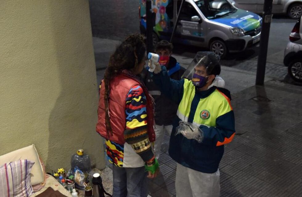 Ante las bajas temperaturas, refuerzan la asistencia a personas en situación de calle