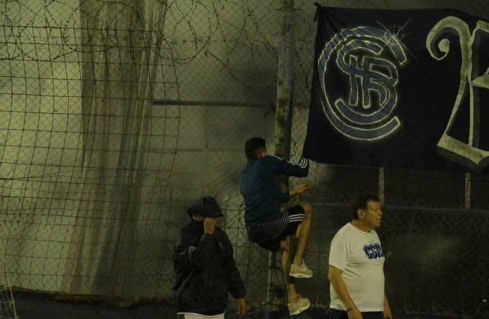 Barras de Independiente ingresaron a la cancha con palos, facas y armas de fuego