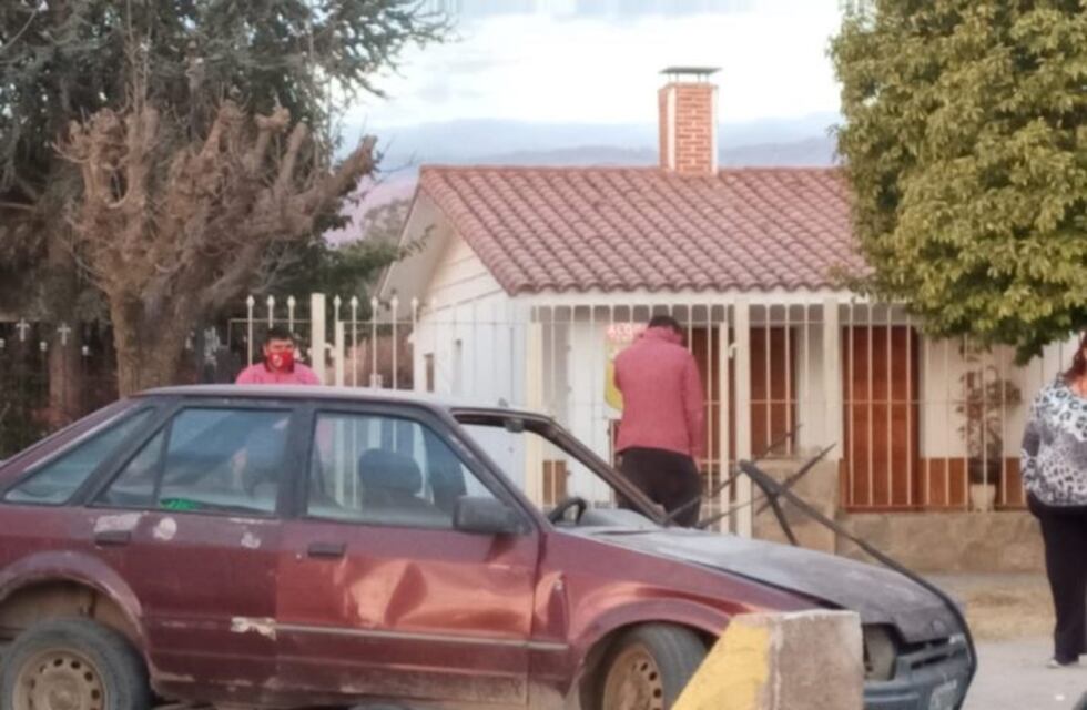 Un vehículo perdió el control en pleno centro de Cura Brochero