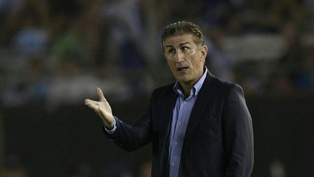 Argentina's coach Edgardo Bauza gestures during their 2018 FIFA World Cup qualifier football match at the Monumental stadium in Buenos Aires, Argentina, on March 23, 2017. / AFP PHOTO / Juan Mabromata