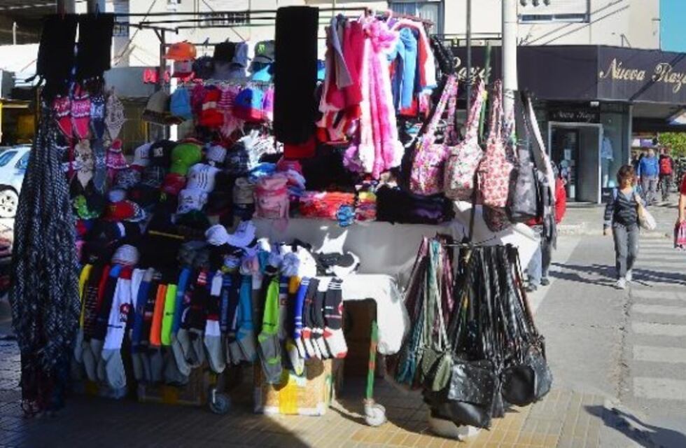 Son 37 los puestos de venta callejera en el Bajo neuquino