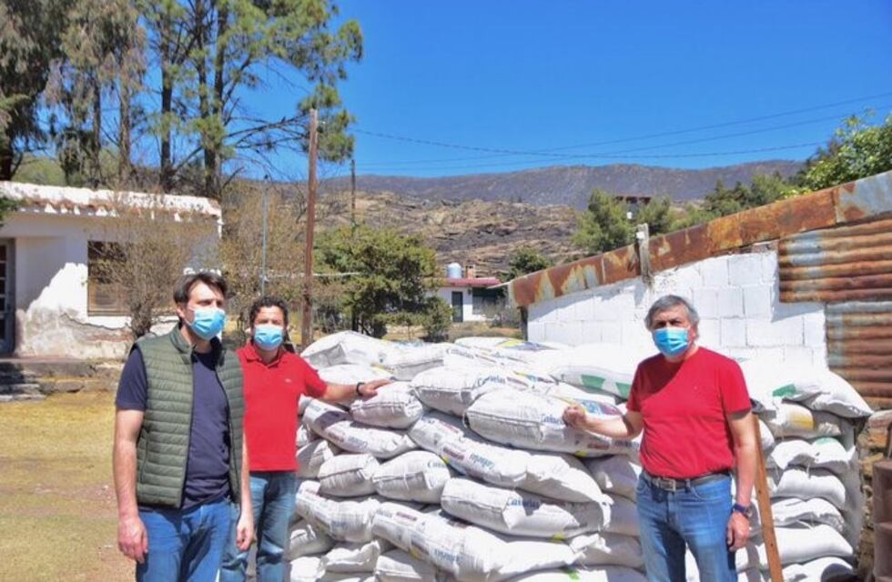 Pampa de Olaen: la Provincia entregó 6 mil metros de cañería y tanques de agua a familias afectadas por los incendios