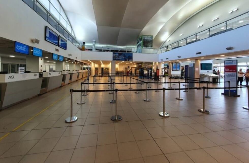 Flybondi canceló dos vuelos desde Rosario y dejó a casi un centenar de pasajeros varados