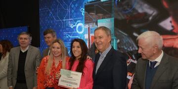 Schiaretti entregó los aportes a estudiantes universitarios que desarrollan proyectos innovadores o de base tecnológica\u002E (Prensa Gobierno)