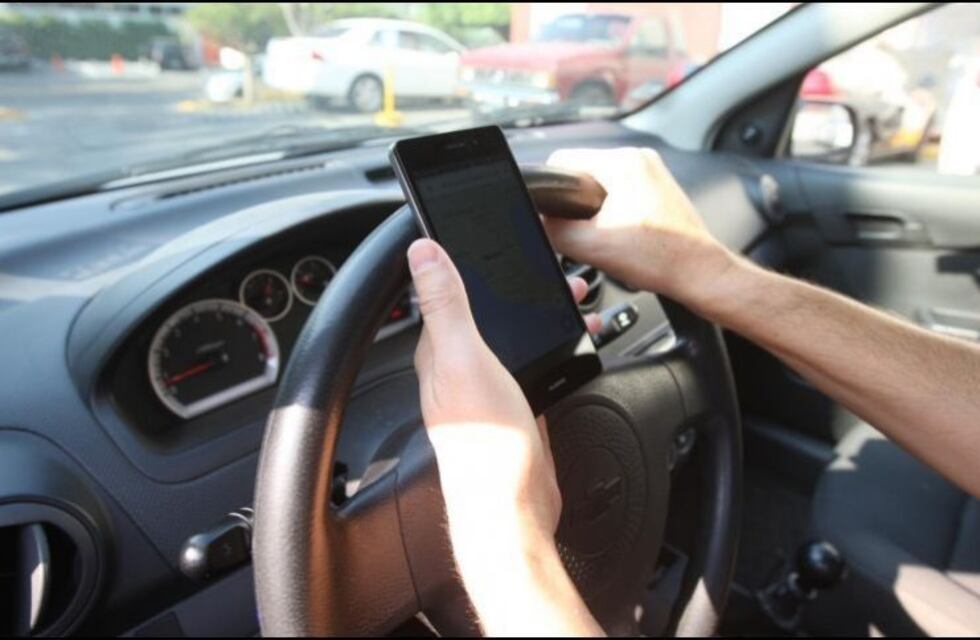 Estacionar en zonas prohibidas y conducir con el celular, lideran las principales causas de infracciones