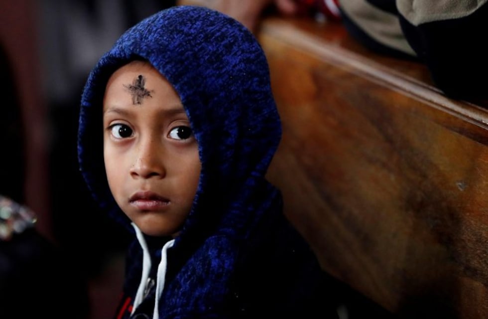 Inicio de Cuaresma con el ritual católico de las cenizas en la frente de los fieles