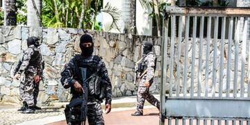 El Servicio de Inteligencia Bolivariano (Sebin) allana la casa del líder opositor venezolano Antonio Ledezma el 17/11/2017 en Caracas, Venezuela\u002E Ledezma, detenido cuando era alcalde de Caracas en 2015, huyó e ingresó a Colombia, donde afirmó que el Gobierno de su país \