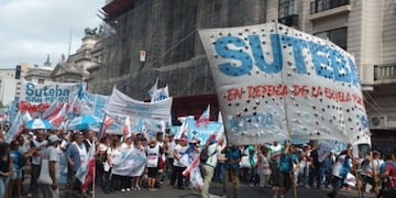 Rechazaron una cautelar para evitar descuentos a docentes bonaerenses por los paros\u002E