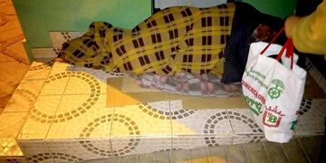 Un hombre mayor durmiendo en plena calle en Carlos Paz\u002E (Foto: gentileza Graciela Álvarez)\u002E