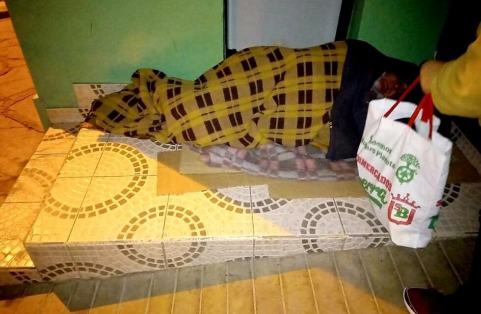 Carlos Paz: mujeres asisten a unas diez personas que viven y duermen en la calle