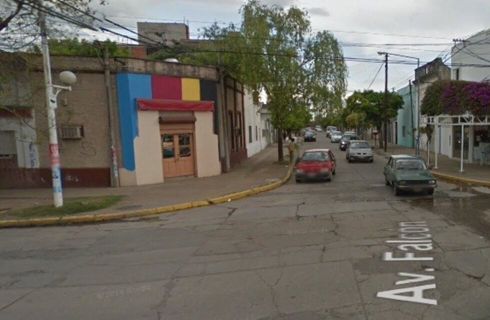 Delincuentes amenazaron a un panadero con un pico de botella para robarle el celular