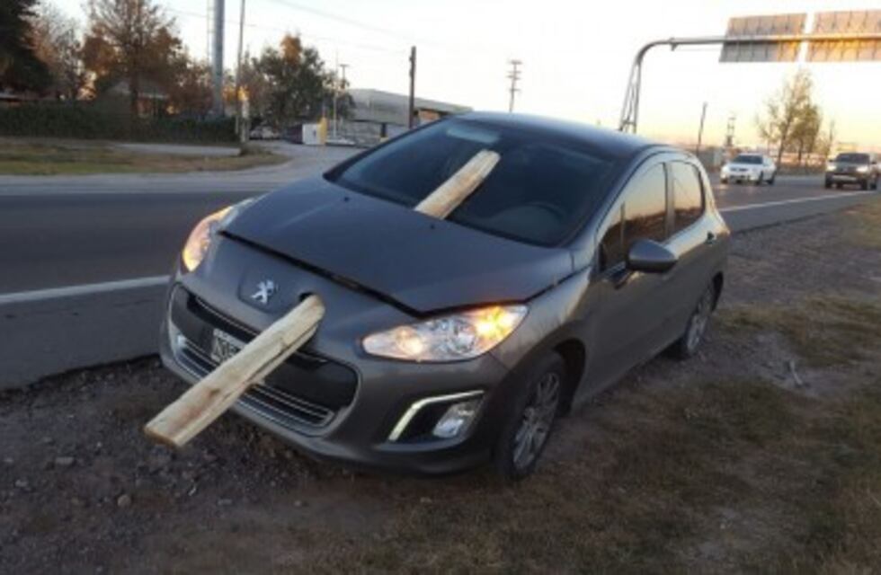 La insólita manera de cómo un palo termina incrustado en una auto