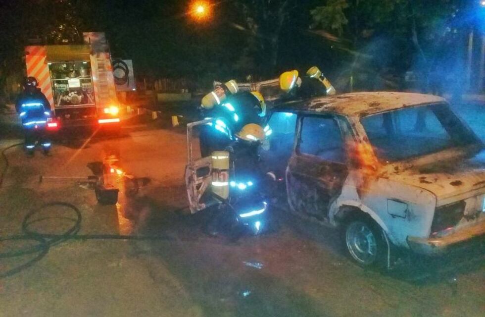 Se incendió un Fiat 128 en la vía pública en Arroyito