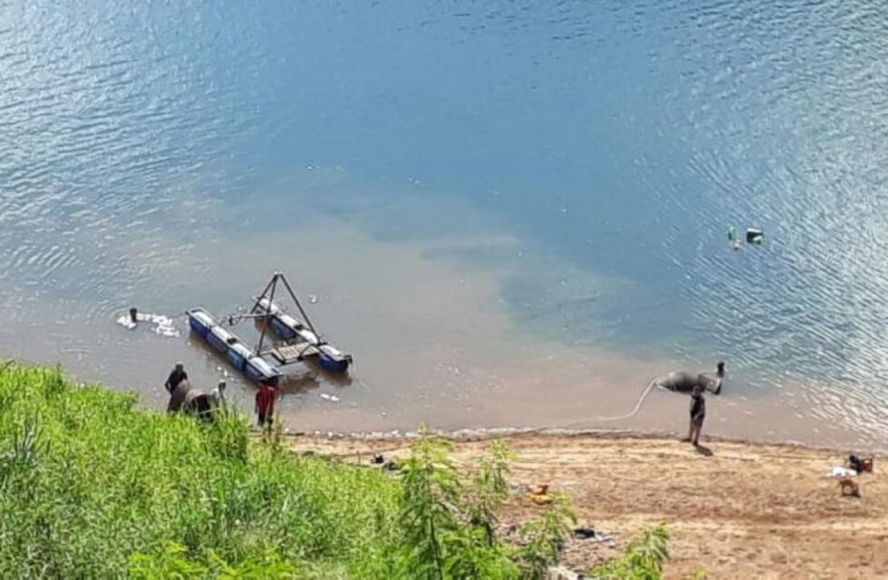 Instalan equipos flotantes para impulsar agua a las tomas y mitigar el problema en Iguazú