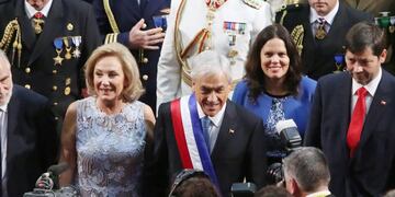 CH08\u002E VALPARAÍSO (CHILE), 11/03/2018\u002E- El presidente chileno, Sebastián Piñera (c), y su esposa Cecilia Morel (i), salen tras la ceremonia de investidura hoy, domingo 11 de marzo de 2018, en la sede del Congreso Nacional, en Valparaíso (Chile)\u002E El político conservador Sebastián Piñera Echenique, de 68 años, fue investido hoy presidente de Chile en una ceremonia solemne celebrada en la sede del Congreso, en el puerto de Valparaíso\u002E EFE/Elvis González