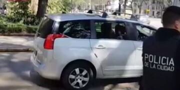 Motochorros le robaron a un automovilista el bolso con dinero que había retirado de un banco ubicado en Palermo\u002E