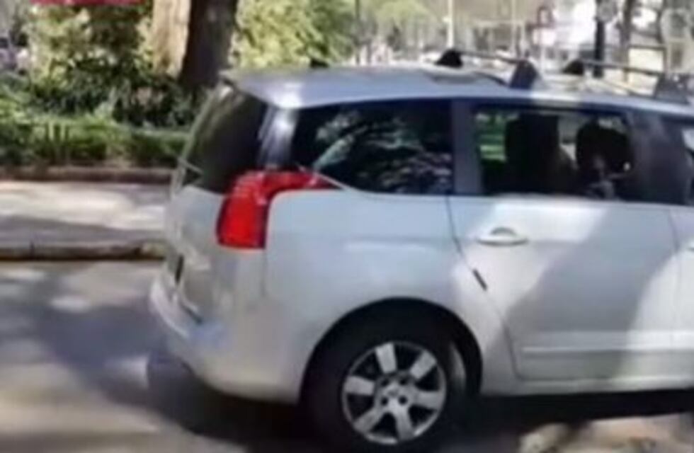 Motochorros le robaron el bolso con dinero a un automovilista que salía de un banco de Palermo