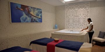 A worker cleans the Spa Albear at the Gran Manzana Hotel in Havana, on February 6, 2019\u002E - Cuba attracts wealthy tourists with five-stars hotels, spas and luxury brands\u002E (Photo by Yamil LAGE / AFP) cuba la haban Cuba atrae turistas especiales millonarios principes y personalidades turismo hoteles hoteleria hotel la gran manzana