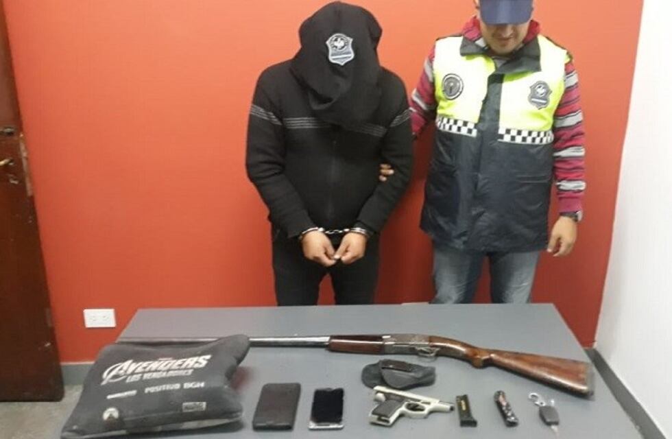 Un hombre fue aprehendido por circular en su auto con una pistola y escopeta