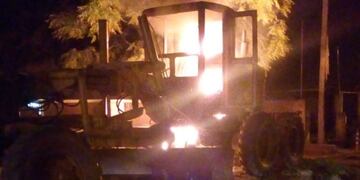 Alta Gracia: se incendio por completo una maquinaria vial