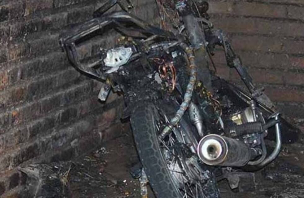 Cansados de los robos, vecinos intentaron linchar a dos delincuentes y les incendiaron la moto