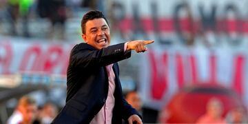 River Plate's team coach Marcelo Gallardo gestures during their Argentina First Division Superliga football match against Atletico Tucuman, at El Monumental stadium, in Buenos Aires, on October 15, 2017\u002E / AFP PHOTO / ALEJANDRO PAGNI cancha de river plate marcelo gallardo campeonato torneo superliga de primera division futbol futbolistas partido river plate atletico de tucuman