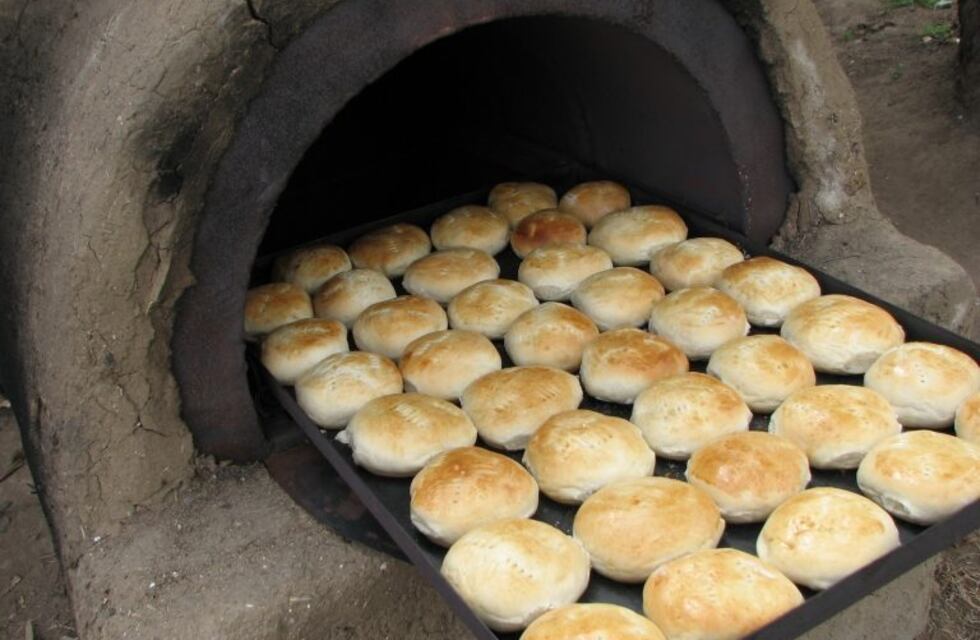 Una familia amasa pan para los peregrinos del Milagro que pasan por Cobos