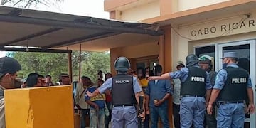 La policía desalojó la Comisaria en medio de enfrentamientos